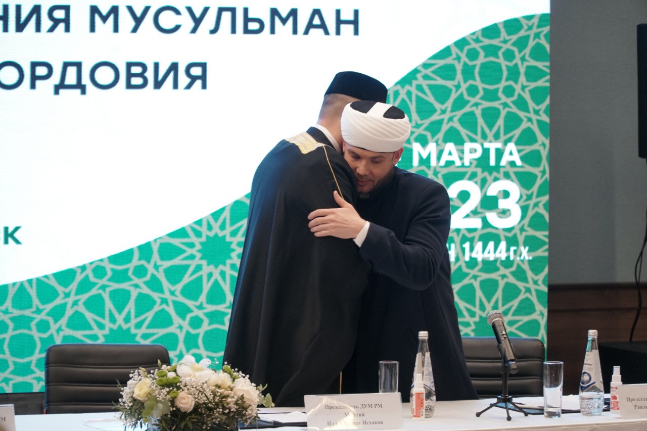 бывший Муфтий Илдуз-хазрат Исхаков поздравил  нового муфтия Раиля Асаинова Абдулмалик-хазрата